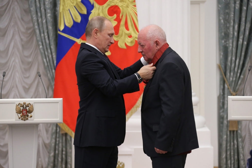 Владимир Путин награждает орденом Николая Жаркова.jpg
