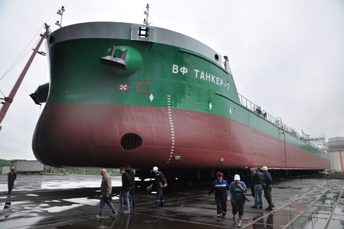 На фото: спуск танкера ВФ Танкер-7 для судоходной компании «Волга-Балт-Танкер» 16 августа, 2012