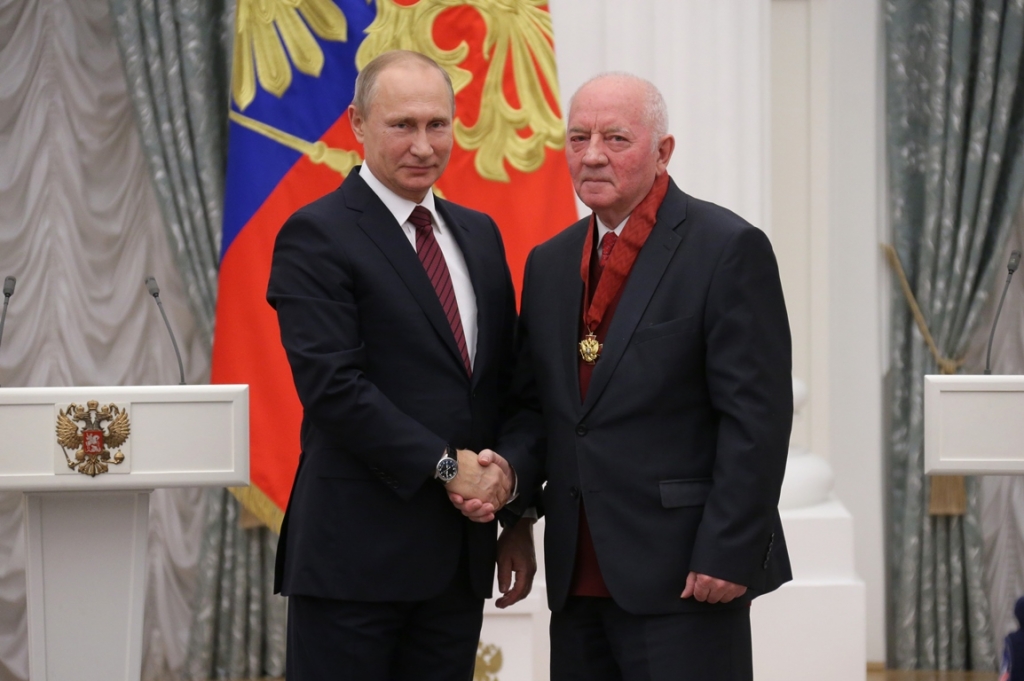 Владимир Путин и Николай Жарков на церемонии награждения.jpg