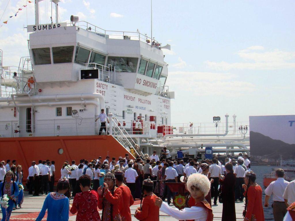 На фото: прибытие танкера проекта 19900 «Джейхун», построенного для Государственной службы морского и речного транспорта Туркменистана, в порт Туркменбаши